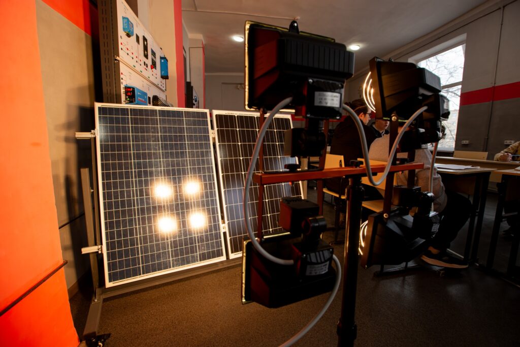 У Криворізькому ліцеї відкрили лабораторію "Smart Energy Lab" У Криворізькому ліцеї відкрили лабораторію "Smart Energy Lab"